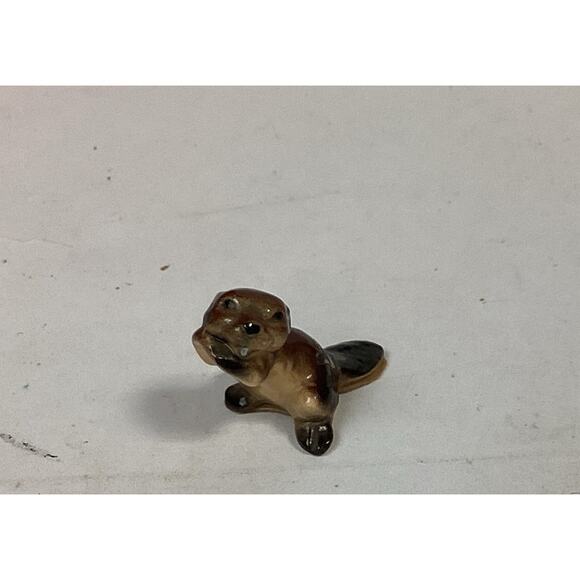 Hagen Renaker Beaver Paws Up Glazed Ceramic Miniature Figurine - Picture 1 of 8